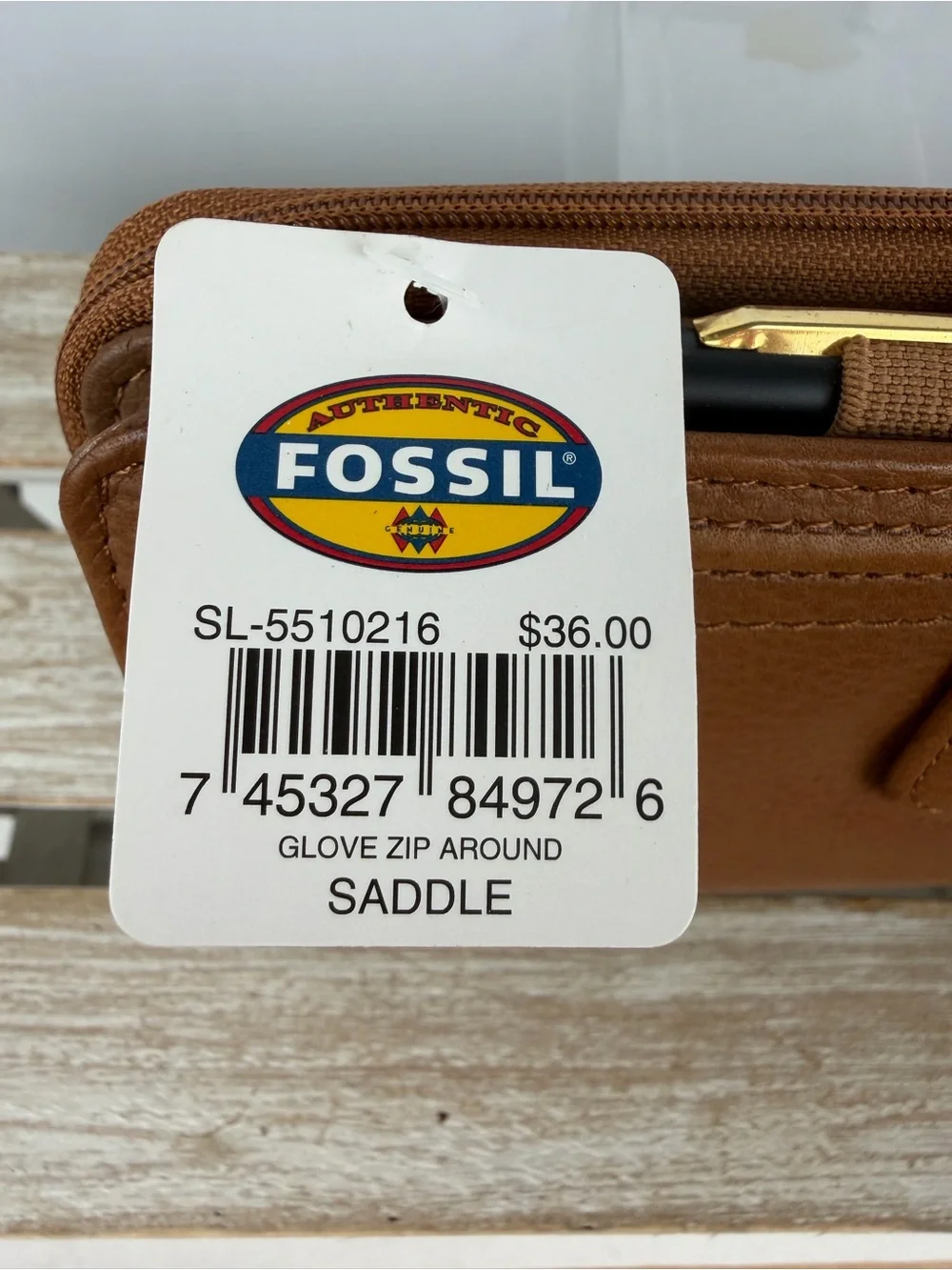 NWT Fossil Saddle leather Clutch Wallet features a secure snap closure tab